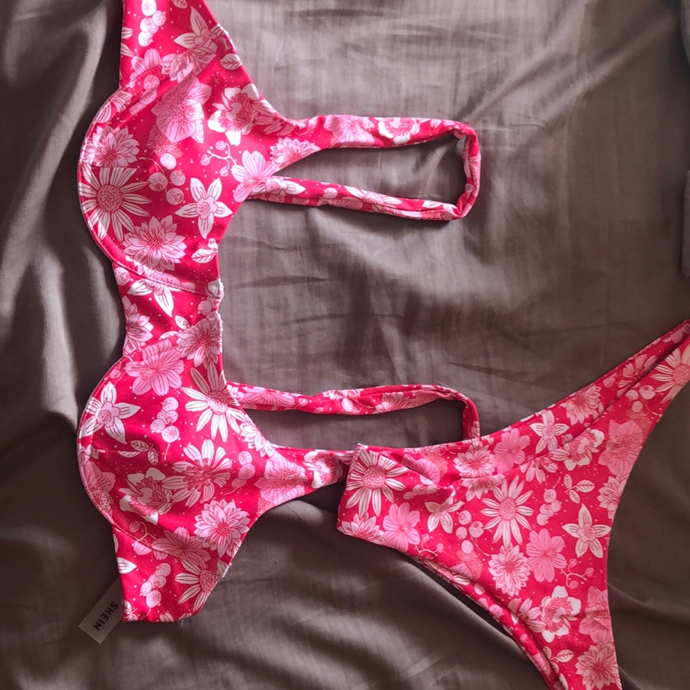 SO CUTE. Pink floral bikini